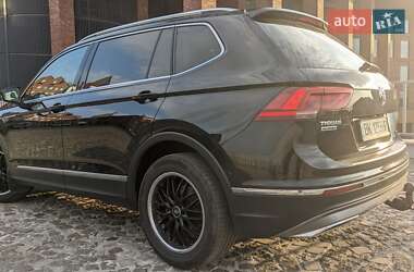 Внедорожник / Кроссовер Volkswagen Tiguan Allspace 2018 в 