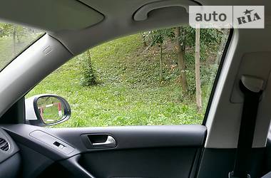 Позашляховик / Кросовер Volkswagen Tiguan 2012 в 