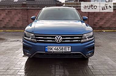 Позашляховик / Кросовер Volkswagen Tiguan 2017 в 