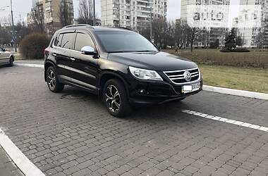 Позашляховик / Кросовер Volkswagen Tiguan 2010 в 