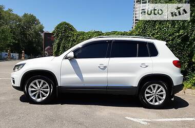 Позашляховик / Кросовер Volkswagen Tiguan 2015 в 