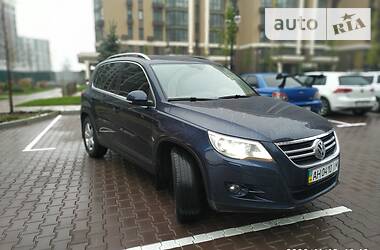 Внедорожник / Кроссовер Volkswagen Tiguan 2010 в Вишневом