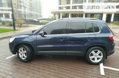 Внедорожник / Кроссовер Volkswagen Tiguan 2010 в Вишневом