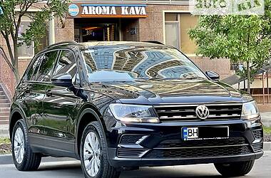 Внедорожник / Кроссовер Volkswagen Tiguan 2017 в 