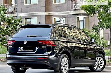 Внедорожник / Кроссовер Volkswagen Tiguan 2017 в 