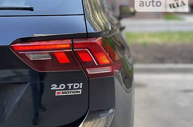 Внедорожник / Кроссовер Volkswagen Tiguan 2017 в 