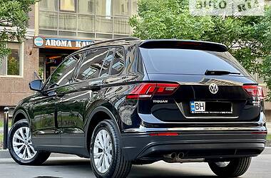 Внедорожник / Кроссовер Volkswagen Tiguan 2017 в 