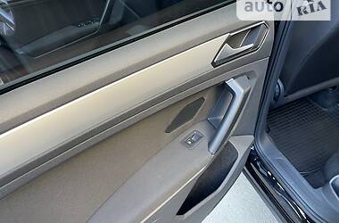 Внедорожник / Кроссовер Volkswagen Tiguan 2017 в 