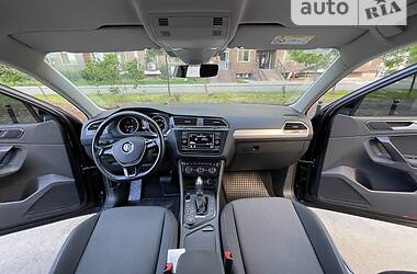 Внедорожник / Кроссовер Volkswagen Tiguan 2017 в 