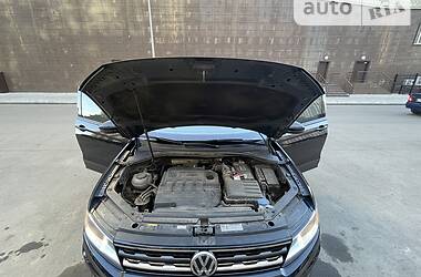 Внедорожник / Кроссовер Volkswagen Tiguan 2017 в 