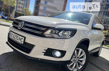 Позашляховик / Кросовер Volkswagen Tiguan 2012 в 
