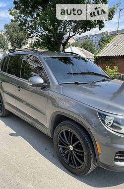 Внедорожник / Кроссовер Volkswagen Tiguan 2016 в 