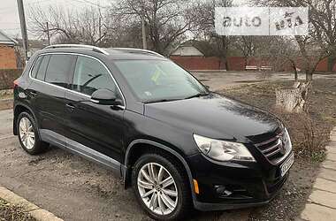 Внедорожник / Кроссовер Volkswagen Tiguan 2010 в Краснограде