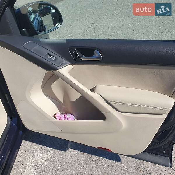 Внедорожник / Кроссовер Volkswagen Tiguan 2015 в Каменец-Подольском