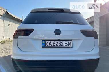 Внедорожник / Кроссовер Volkswagen Tiguan 2017 в Вишневом