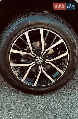 Внедорожник / Кроссовер Volkswagen Tiguan 2021 в 