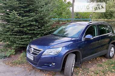 Внедорожник / Кроссовер Volkswagen Tiguan 2011 в Хороле