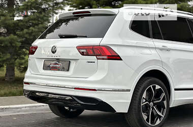 Позашляховик / Кросовер Volkswagen Tiguan 2022 в 