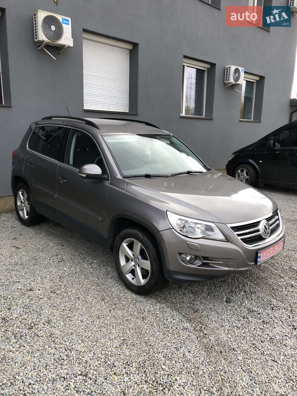 Внедорожник / Кроссовер Volkswagen Tiguan 2010 в Ровно