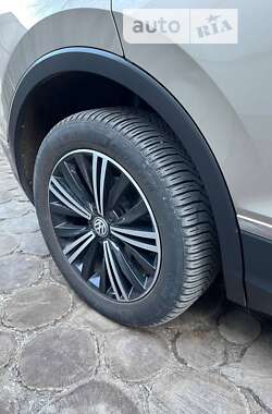 Внедорожник / Кроссовер Volkswagen Tiguan 2017 в Сумах