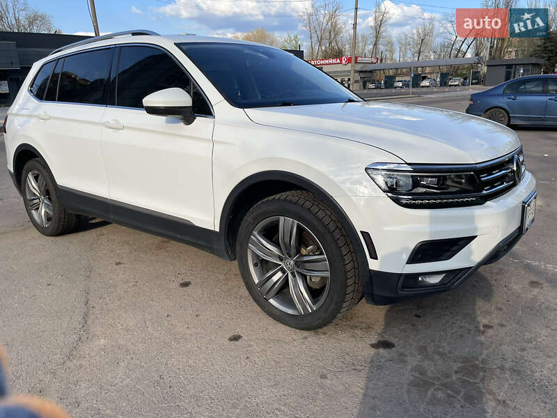 Позашляховик / Кросовер Volkswagen Tiguan 2019 в 