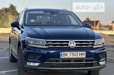 Внедорожник / Кроссовер Volkswagen Tiguan 2016 в Сарнах