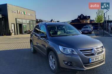 Внедорожник / Кроссовер Volkswagen Tiguan 2011 в Черновцах