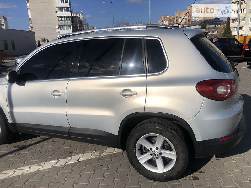 Позашляховик / Кросовер Volkswagen Tiguan 2010 в Житомирі