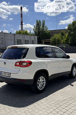 Внедорожник / Кроссовер Volkswagen Tiguan 2010 в Запорожье