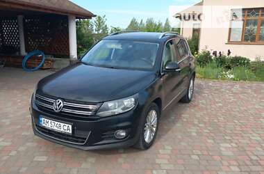 Внедорожник / Кроссовер Volkswagen Tiguan 2015 в Вишневом