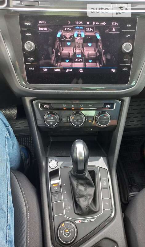 Внедорожник / Кроссовер Volkswagen Tiguan 2019 в Остроге