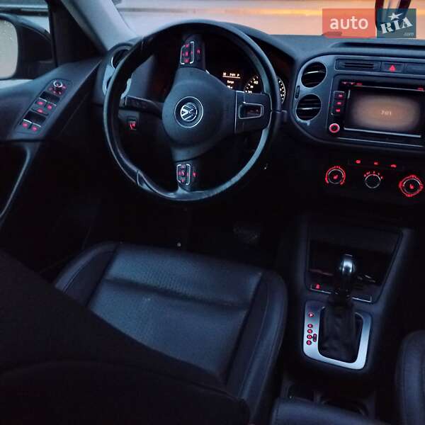 Внедорожник / Кроссовер Volkswagen Tiguan 2011 в Остроге