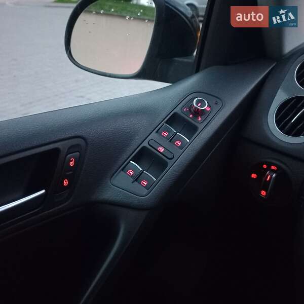 Внедорожник / Кроссовер Volkswagen Tiguan 2011 в Остроге