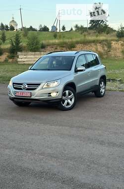 Внедорожник / Кроссовер Volkswagen Tiguan 2010 в Долине