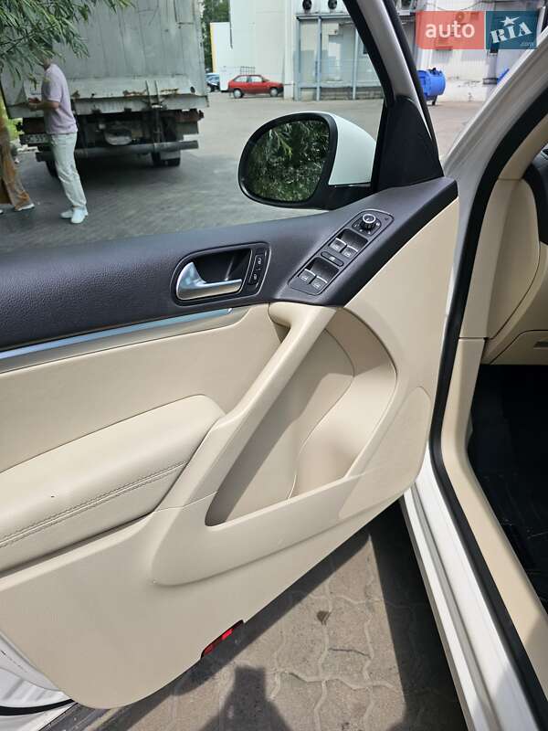 Внедорожник / Кроссовер Volkswagen Tiguan 2011 в Львове