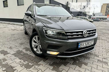 Внедорожник / Кроссовер Volkswagen Tiguan 2016 в Хмельницком