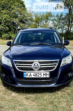 Внедорожник / Кроссовер Volkswagen Tiguan 2010 в Радомышле