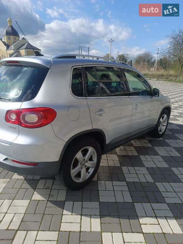 Внедорожник / Кроссовер Volkswagen Tiguan 2010 в Буске