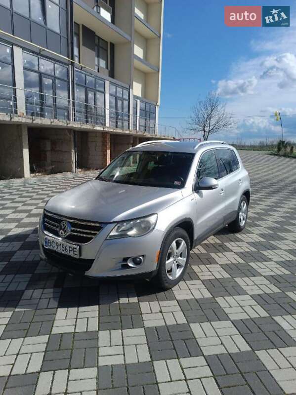 Внедорожник / Кроссовер Volkswagen Tiguan 2010 в Буске