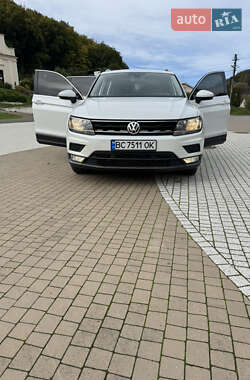 Внедорожник / Кроссовер Volkswagen Tiguan 2016 в 