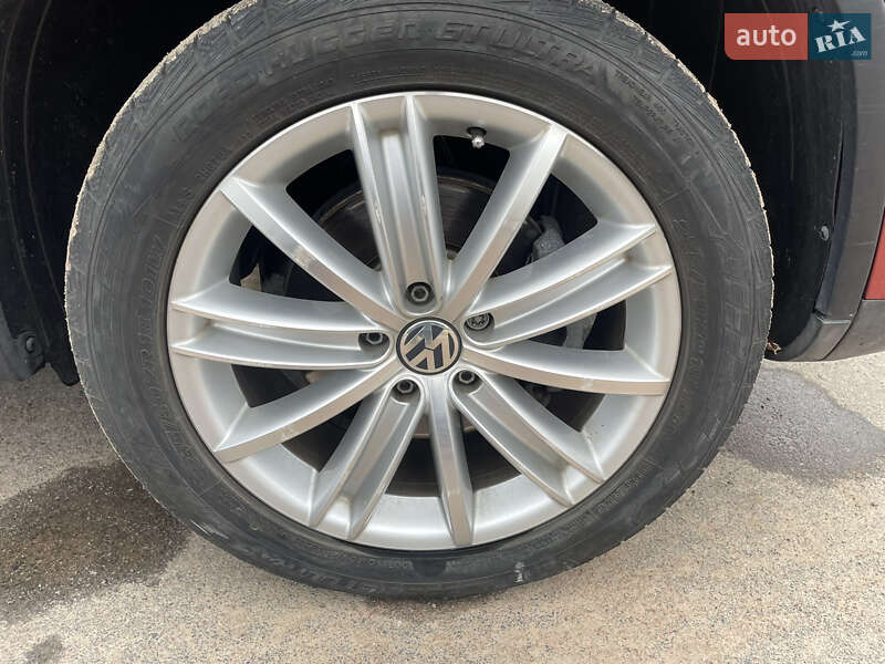 Внедорожник / Кроссовер Volkswagen Tiguan 2012 в Буче
