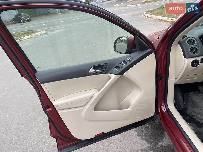 Внедорожник / Кроссовер Volkswagen Tiguan 2012 в Буче