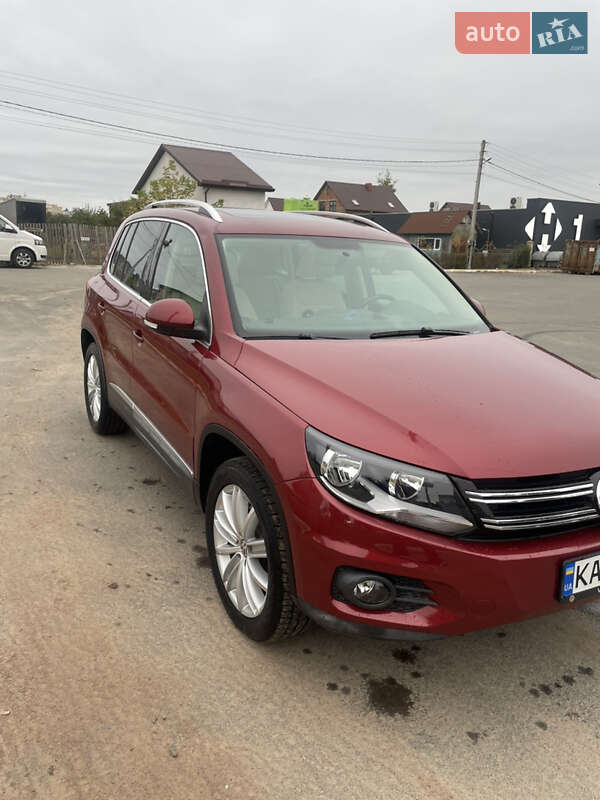 Внедорожник / Кроссовер Volkswagen Tiguan 2012 в Буче