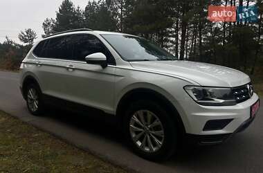 Внедорожник / Кроссовер Volkswagen Tiguan 2019 в Новояворовске