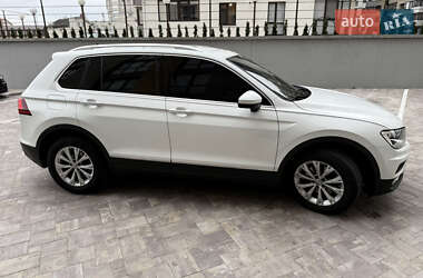 Внедорожник / Кроссовер Volkswagen Tiguan 2016 в 