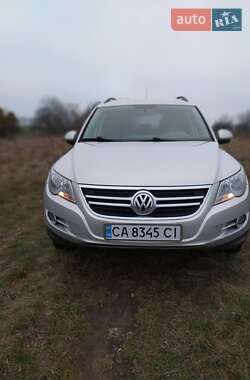 Внедорожник / Кроссовер Volkswagen Tiguan 2010 в Монастырище