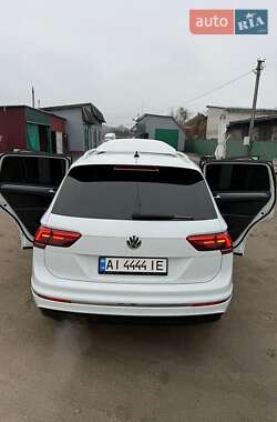 Позашляховик / Кросовер Volkswagen Tiguan 2017 в 