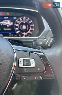Внедорожник / Кроссовер Volkswagen Tiguan 2018 в 