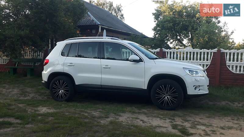 Внедорожник / Кроссовер Volkswagen Tiguan 2010 в Овруче