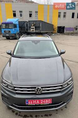 Внедорожник / Кроссовер Volkswagen Tiguan 2018 в 